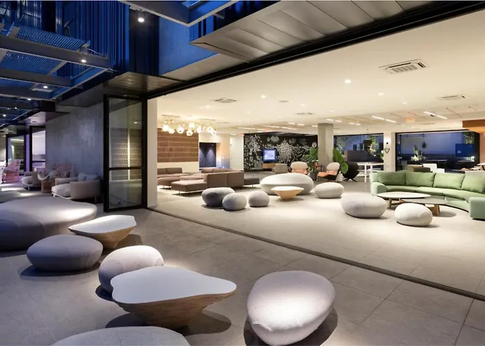 Glamorous Getaway In Hollywood